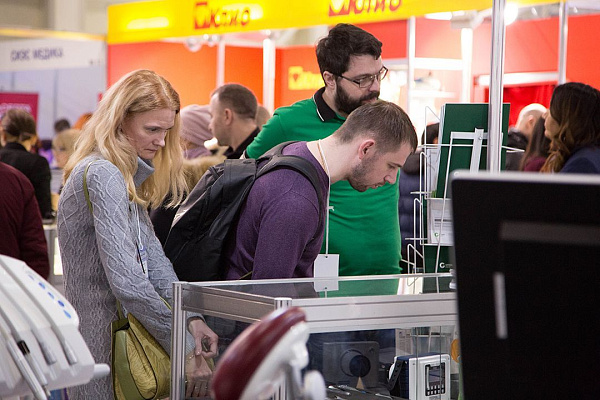 Стенд компании GREEN DENT на выставке Дентал-Ревю 2020-16.jpg