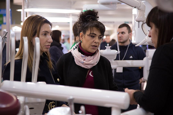 Стенд компании GREEN DENT на выставке Дентал-Ревю 2020-45.jpg